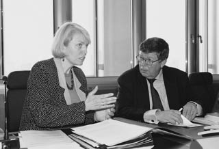 Kari Tapiola (rechts), stellvertretender Direktor der Internationalen Arbeitsorganisation, mit der Ausschussvorsitzenden Doris Barnett (SPD).