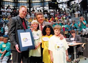 Christoph Matschie (links) und Michael Schanze mit drei Vertretern des "Kinderparlaments". Sie hatten Matschie die "Kinder-Agenda 21" übergeben.