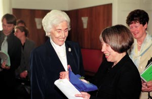 Nach der Übergabe der Petition an Bundestagsvizepräsidentin Antje Vollmer verehrt ihr Hildegard Hamm-Brücher einen Blumenstrauß.