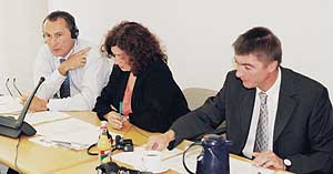 Der Vorsitzende der Gruppe, Dr. Andreas Schockenhoff, seine Stellvertreterin Monika Griefahn und der französische Delegationschef, Jean Marie Bockel (v. r.).