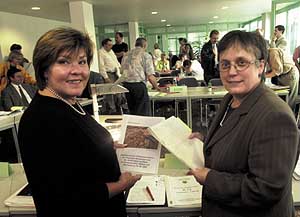 Die Vorsitzenden der Petitionsausschüsse des Bundestages und des sächsischen Landtages, Maria Gangloff (PDS) und Heidemarie Lüth (PDS, rechts), nach der Ortsbesichtigung.