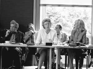 EU-Kommissarin Viviane Reding am 28. Juni zwischen Staatsminister Michael Naumann (SPD, links) und der Vorsitzenden Elke Leonhard (SPD)