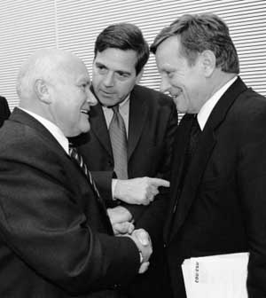 Ausschussvorsitzender Ernst Hinsken (CDU/CSU) mit Bahnchef Hartmut Mehdorn (rechts). In der Mitte der Parlamentarische Staatssekretär im Bundeswirtschaftsministerium, Siegmar Mosdorf (SPD)