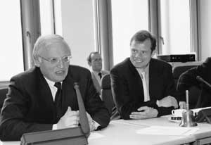 Ausschussvorsitzender Friedbert Pflüger (CDU/CSU, rechts) begrüßte am 28. Juni EU-Kommissar Günter Verheugen im Europaausschuss.