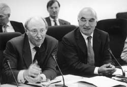 Der Vizepräsident der EU-Kommission, Lord Neil Kinnock (li.), mit dem Vorsitzenden des Haushaltsausschusses, Adolf Roth (CDU/CSU).