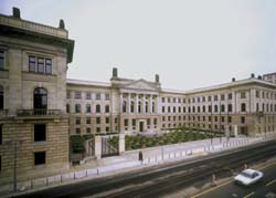 Die Front des Bundesratsgebäudes in Berlin.