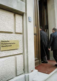 Die Deutsche Parlamentarische Gesellschaft ist überfraktioneller Treffpunkt.
