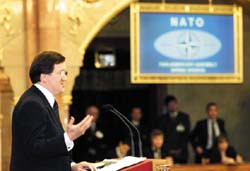 NATO-Generalsekretär Lord Robertson bei der letzten Parlamentarierversammlung.