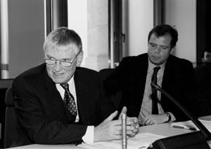 Bundesinnenminister Otto Schily (SPD, links) und Ausschussvorsitzender Friedbert Pflüger (CDU/CSU)