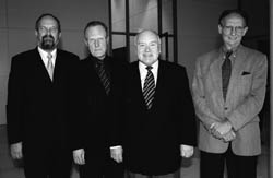 Ernst Hinsken (2. von rechts), Edgar Kreilkamp, Jürgen Linde und Professor Georg Bleile (von links)