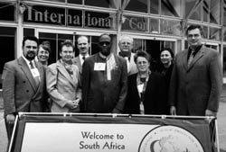 Mitglieder der Delegation des Petitionsausschusses mit dem südafrikanischen Ombudsmann Selby Baqwa.