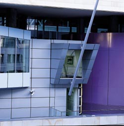 Durch ein großes Fenster hat Graf von Kielmansegg einen Blick auf den futuristisch gestalteten Eingangsbereich der Britischen Botschaft.