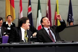 Prominente Gäste: NATO-Generalsekretär Lord Robertson (links) und Bundeskanzler Gerhard Schröder.