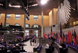 Die NATO-Parlamentarier im Plenarsaal des Bundestages.