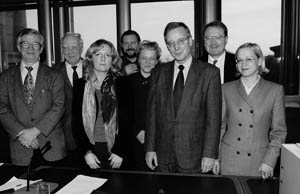 (von links) Professor Jürgen Kromphardt, Gerhard Schüßler, Christine Scheel, Heinz Seiffert, Nicolette Kressl, Professor Juergen B. Donges, Jörg-Otto Spiller und Barbara Höll