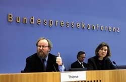 Wolfgang Thierse vor der Bundespressekonferenz.