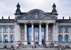 Über die große Freitreppe und durch die mächtigen Säulen des Portals hindurch gelangt der Besucher in die Empfangshalle des Reichstagsgebäudes.
