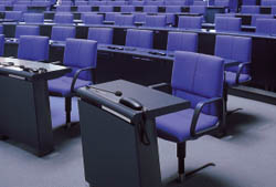 Plätze im Plenum: Hier sitzen die Bundestagsabgeordneten während der Plenarsitzungen.