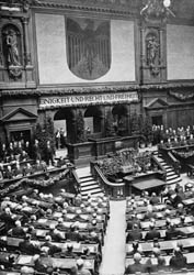 Feierstunde zum dritten Jahrestag der Unterzeichnung der Verfassung des Deutschen Reiches durch Reichspräsident Ebert am 11. August 1922.