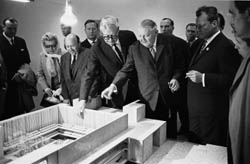Besuch in Berlin: Bundeskanzler Ludwig Erhard am 30. April 1964 im Reichstagsgebäude in Begleitung des Regierenden Bürgermeisters Willy Brandt.