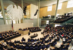 Am 19. April 1999 kommt der Deutsche Bundestag zu seiner ersten Sitzung im umgebauten Reichstagsgebäude zusammen.