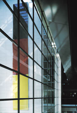 Ein 21 Meter hohes Rechteck aus farbemaillierten Glasflächen in den Nationalfarben Schwarz, Rot und Gold von Gerhard Richter.
