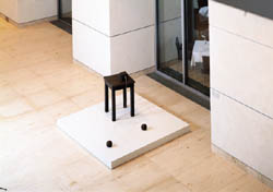 "Tisch mit Aggregat" von Joseph Beuys, entstanden 1958/85, befindet sich vor dem Abgeordnetenrestaurant.