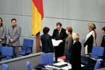 Vereidigung von Ulla Schmidt. Der Direktor des Bundestages hält das Grundgesetz mit der Eidesformel.