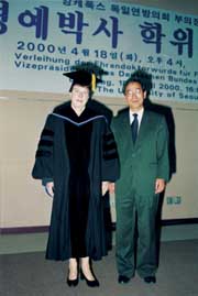 Ehrendoktorin Anke Fuchs an der Universität Seoul.
