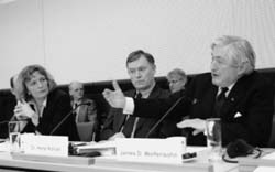 Die Vorsitzende des Finanzausschusses, C. (Bündnis 90/Die Grünen), mit dem geschäftsführenden Direktor des IWF, H. Köhler (Mitte), und Weltbank-Präsident J. D. Wolfensohn (rechts).