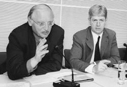 Der Vorsitzende des Ausschusses für Angelegenheiten der neuen Länder, Paul Krüger (CDU/CSU, rechts), mit EU-Kommissar Günter Verheugen.