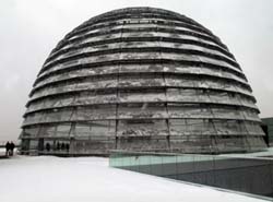 Die verschneite Kuppel des Reichstagsgebäudes.