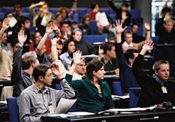 Fast wie im richtigen Parlament: Abstimmung per Handzeichen.