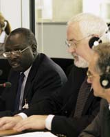 Der Generalsekretär der Welternährungsorganisation (FAO), Jacques Diouf (links) und Ausschussvorsitzender Peter-Harry Carstensen (Mitte).