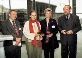 Wolfgang Thierse mit Preisträgern