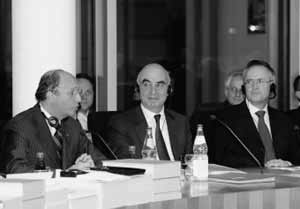 Finanzminister Laurent Fabius (links), der Vorsitzende des Haushaltsausschusses, Adolf Roth (CDU/CSU, Mitte) und Bundesfinanzminister Hans Eichel (SPD, rechts).