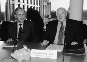Der Präsident des Bundeskartellamtes, Ulf Böge (links), mit dem Vorsitzenden des Tourismusausschusses, Ernst Hinsken (CDU/CSU), vor der Sitzung am 23. Januar.