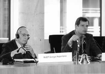 Giorgio Napolitano, hier mit dem Vorsitzenden des Europaausschusses im Deutschen Bundestag, Friedbert Pflüger (CDU/CSU), gab am 20. Februar einen Ausblick auf den EU-Verfassungskonvent.