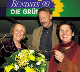 Die Bundestagsabgeordnete Thea Dückert (rechts), Bundesminister Jürgen Trittin und die Landtagsabgeordnete Silke Stokar belegen die ersten drei Plätze der Landesliste von Bündnis 90/Die Grünen in Niedersachsen.