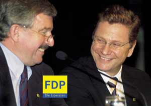 Der FDP-Bundesvorsitzende Guido Westerwelle (rechts) und der Landesvorsitzende Jürgen Möllemann nach ihrer Wahl auf die beiden ersten Plätze der nordrhein-westfälischen Landesliste.