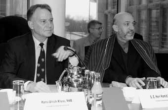 Über die Lage in Afghanistan informierte der Vorsitzende der Übergangsverwaltung, Hamid Karsai, am 15. März den Auswärtigen Ausschuss, hier mit dessen Vorsitzendem Hans-Ulrich Klose (SPD).