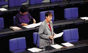 Die Parlamentarische Staatssekretärin Barbara Hendricks (SPD) beantwortet Fragen aus dem Bereich des Finanzministeriums.
