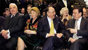 Bundeskanzler Gerhard Schröder und sein Vorgänger Helmut Kohl gehörten zu den Gästen von Hans-Dietrich Genscher und seiner Frau Barbara.