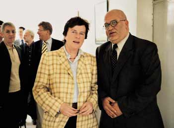 Vizepräsidentin Anke Fuchs im Gespräch mit dem Chefunterhändler der Palästinensischen Delegation, Saeb Erekat.