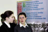 Zwei Schülerinnen, die an einer Ausstellung über die Arbeit im Krankenrevier des KZ Sachsenhausen mitgewirkt haben.