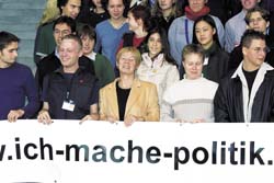 Bundesministerin Christine Bergmann (Mitte) mit Teilnehmern der Initiative "Ich mache Politik"
