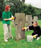 Jugendliches Engagement: bei der Gräberpflege.