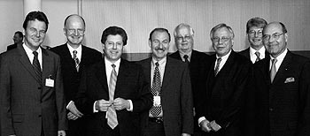 (von links): Ulrich Carl Sigel, Ulrich Schulte-Strathaus, Eduard Oswald, Klaus Hasenfratz, Detlev Winter, Bernd Nierobisch, Ralph Riedle und Dieter Kaden.