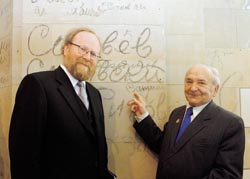 Boris Sapurow zeigt Bundestagspräsident Thierse die alten Schriftzeichen.