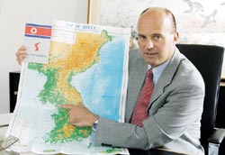 Koschyk mit einer Karte Koreas.